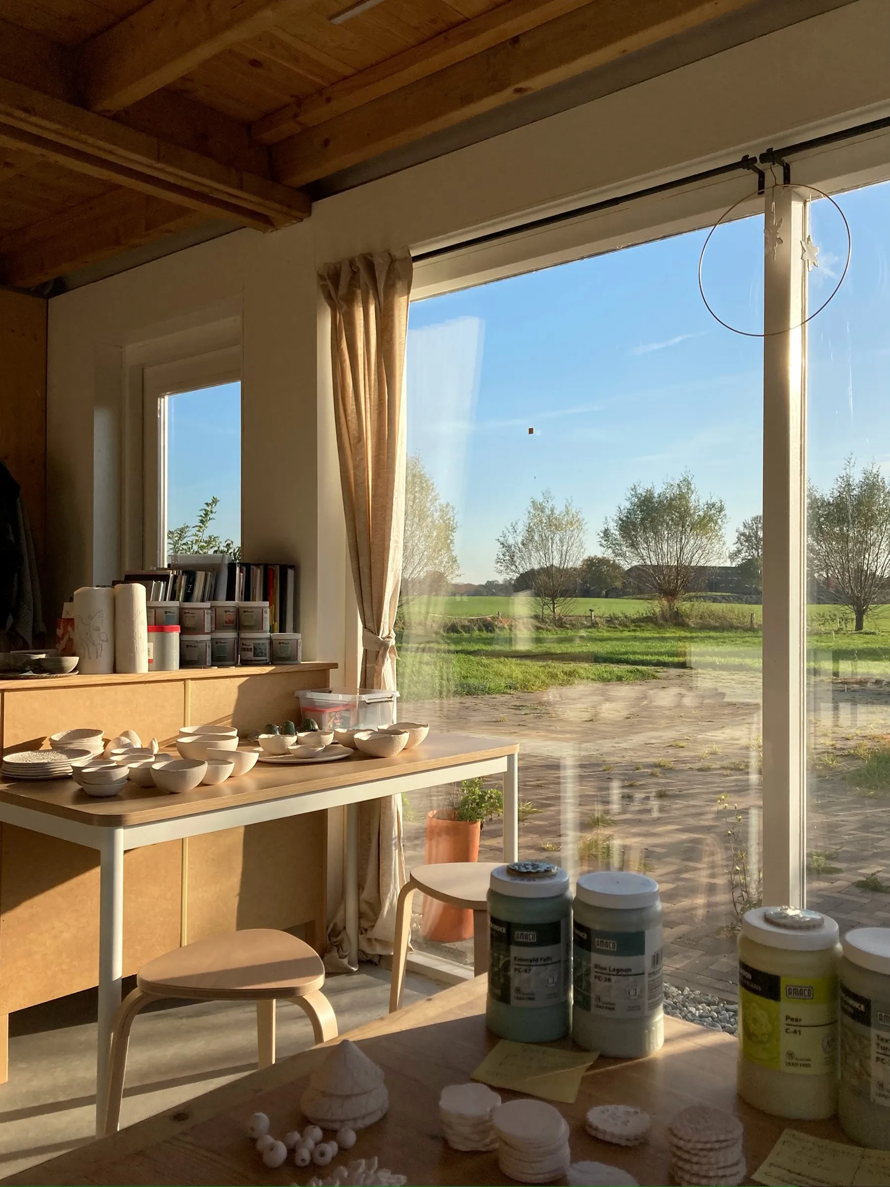 Het atelier met zon door de grote ramen