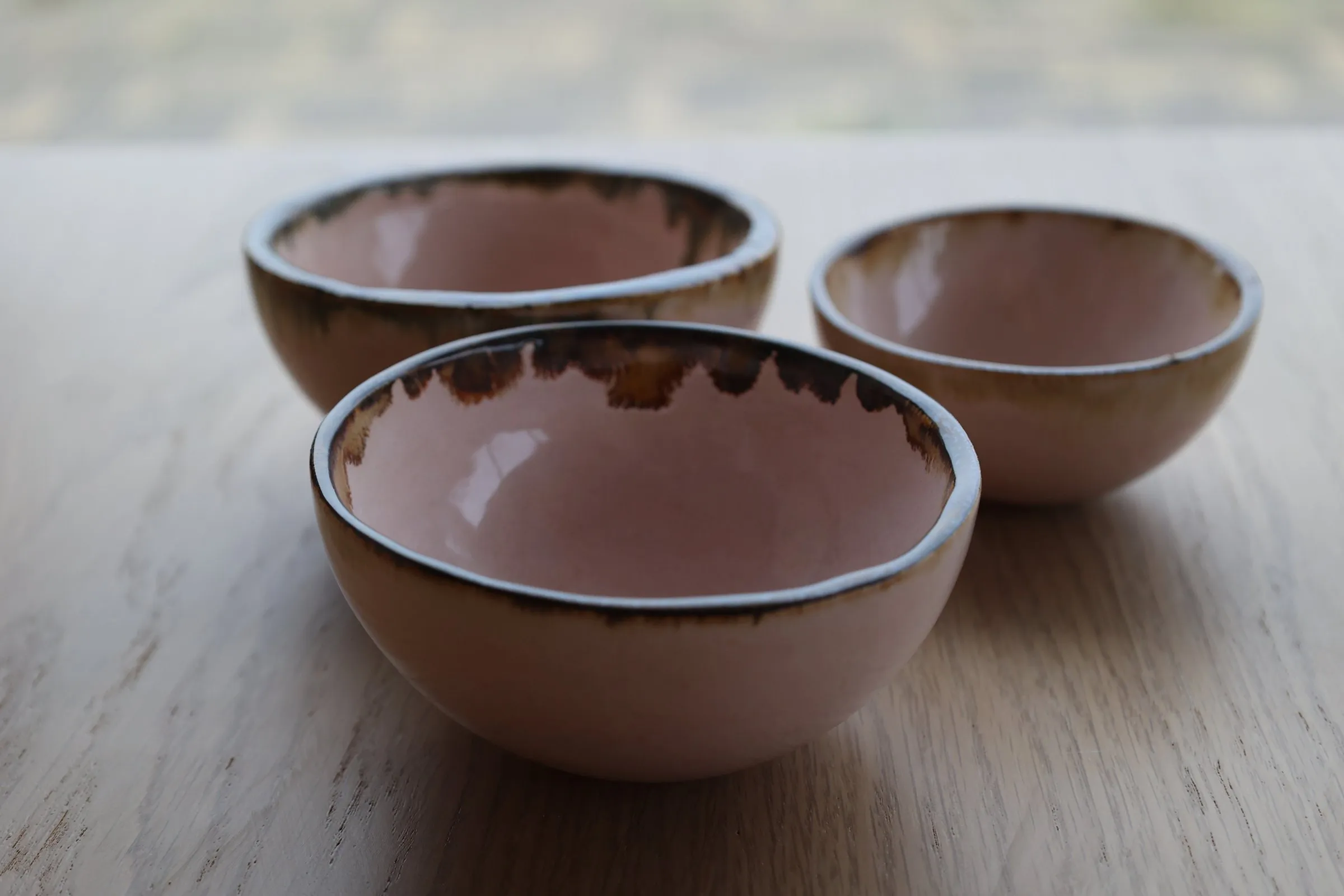 Drie kommen met een roze binnenkant